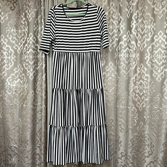 Dresses & Skirts - Striped 3/4 Sleeve Maxi Dress Black White